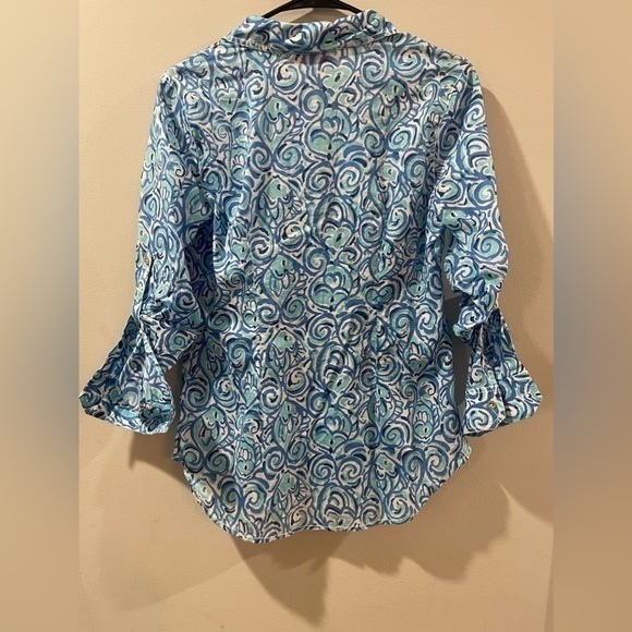 Lilly Pulitzer blue paisley & fish button down blouse Womens size 4 - Picture 7 of 7
